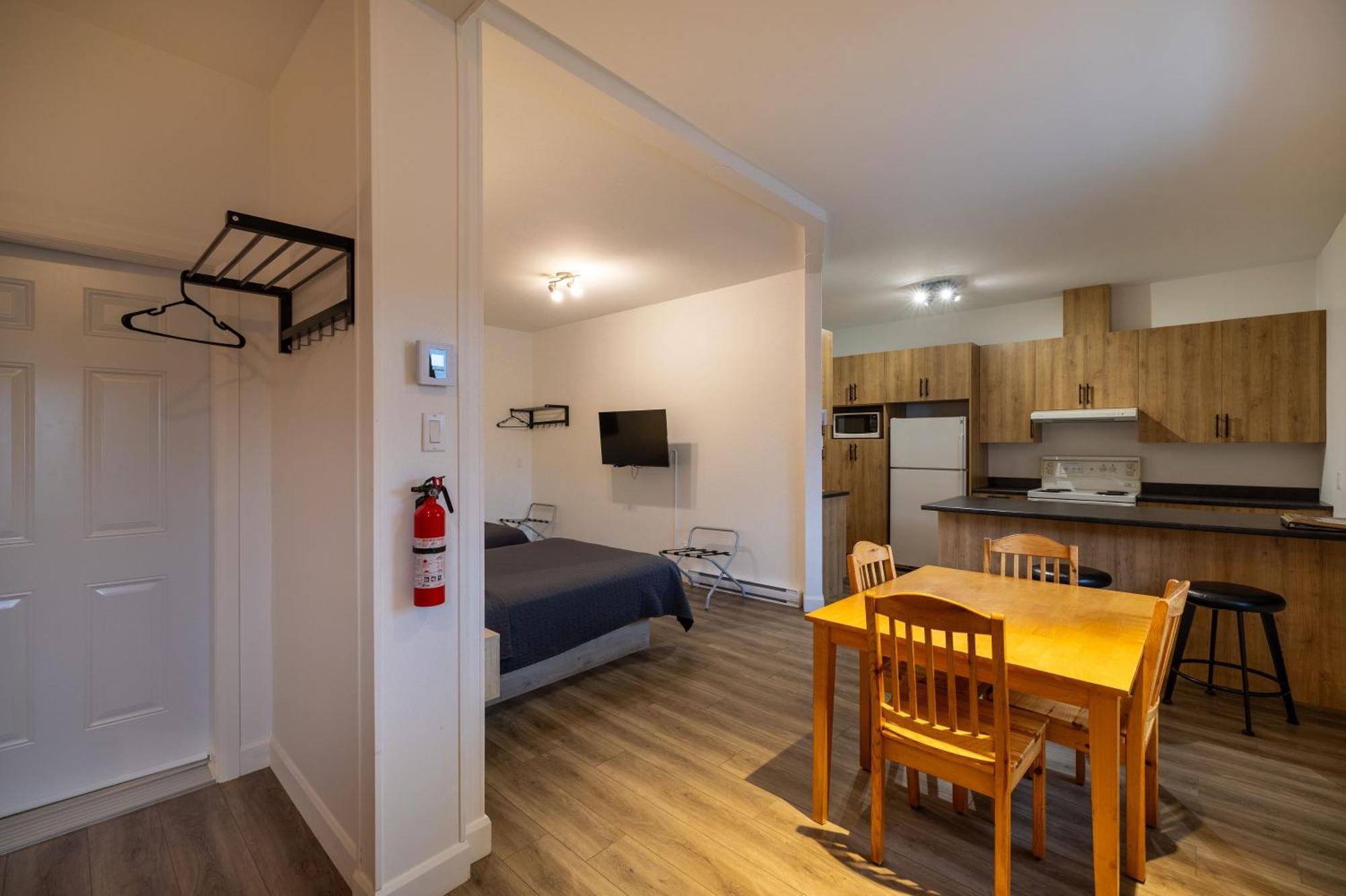 Motel Et Condo Chez Charley Sainte-Anne-de-Beaupre Luaran gambar