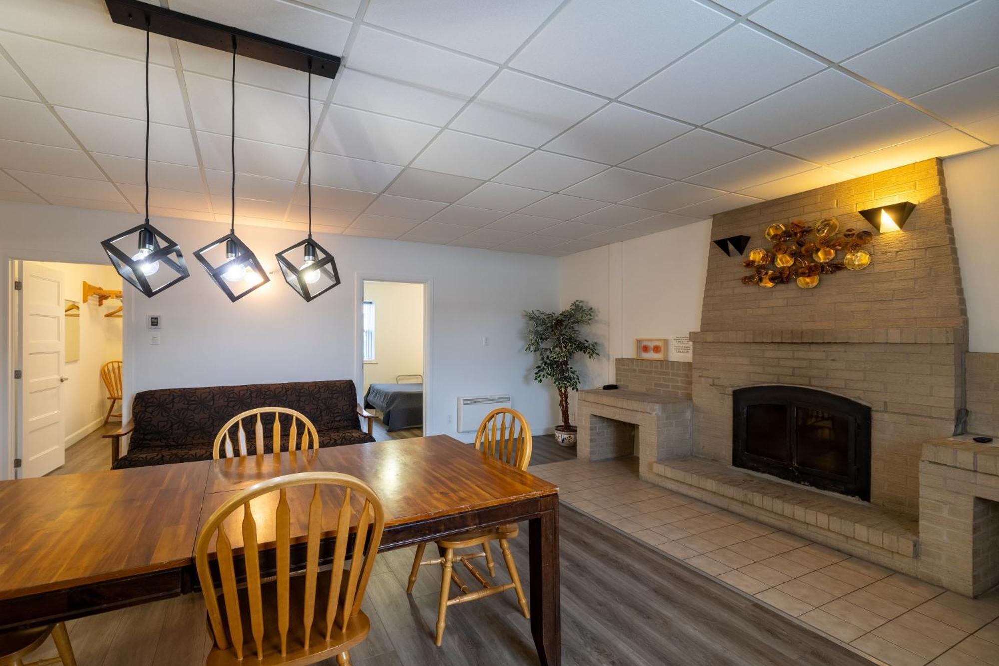 Motel Et Condo Chez Charley Sainte-Anne-de-Beaupre Luaran gambar