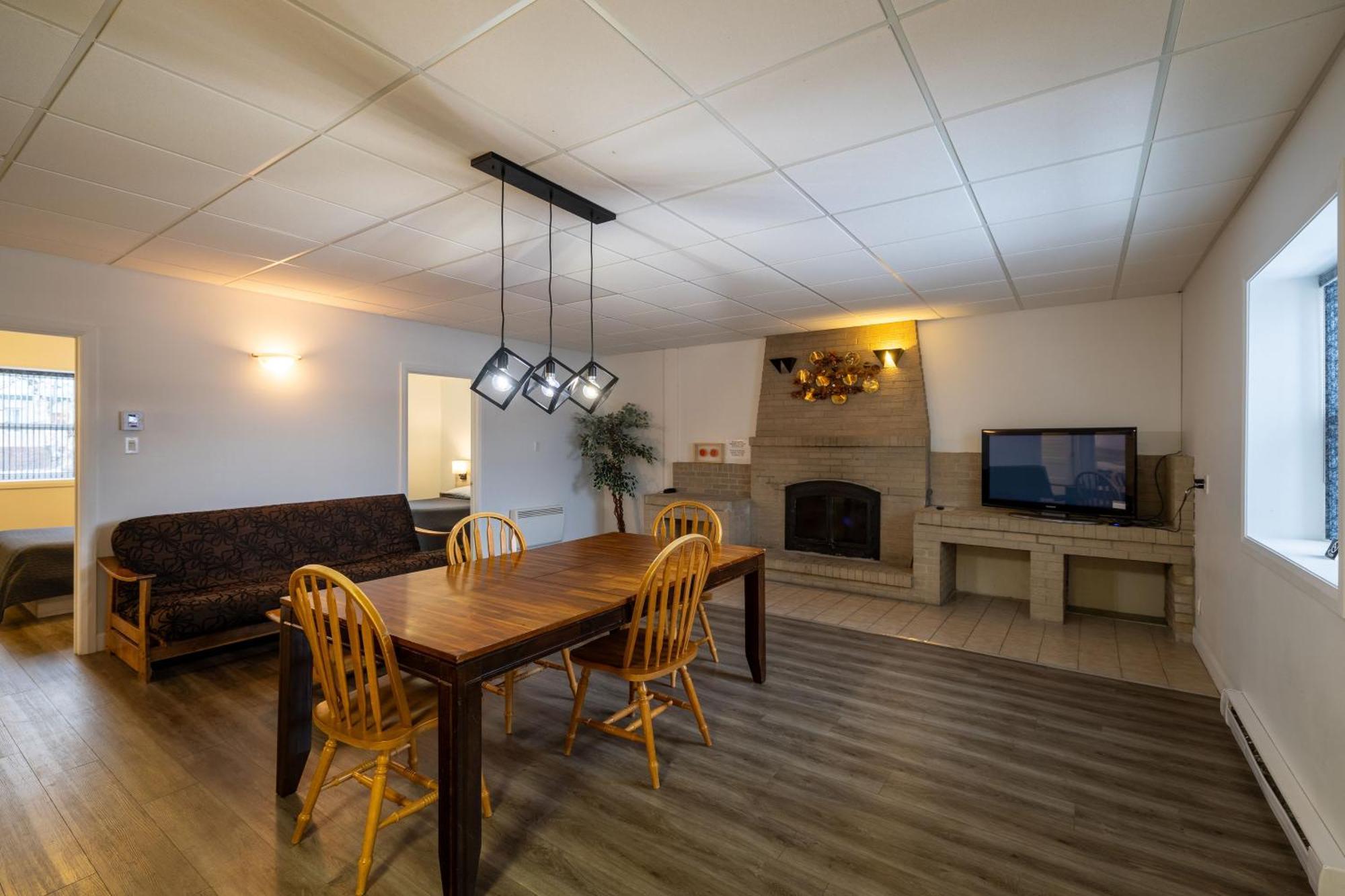 Motel Et Condo Chez Charley Sainte-Anne-de-Beaupre Luaran gambar
